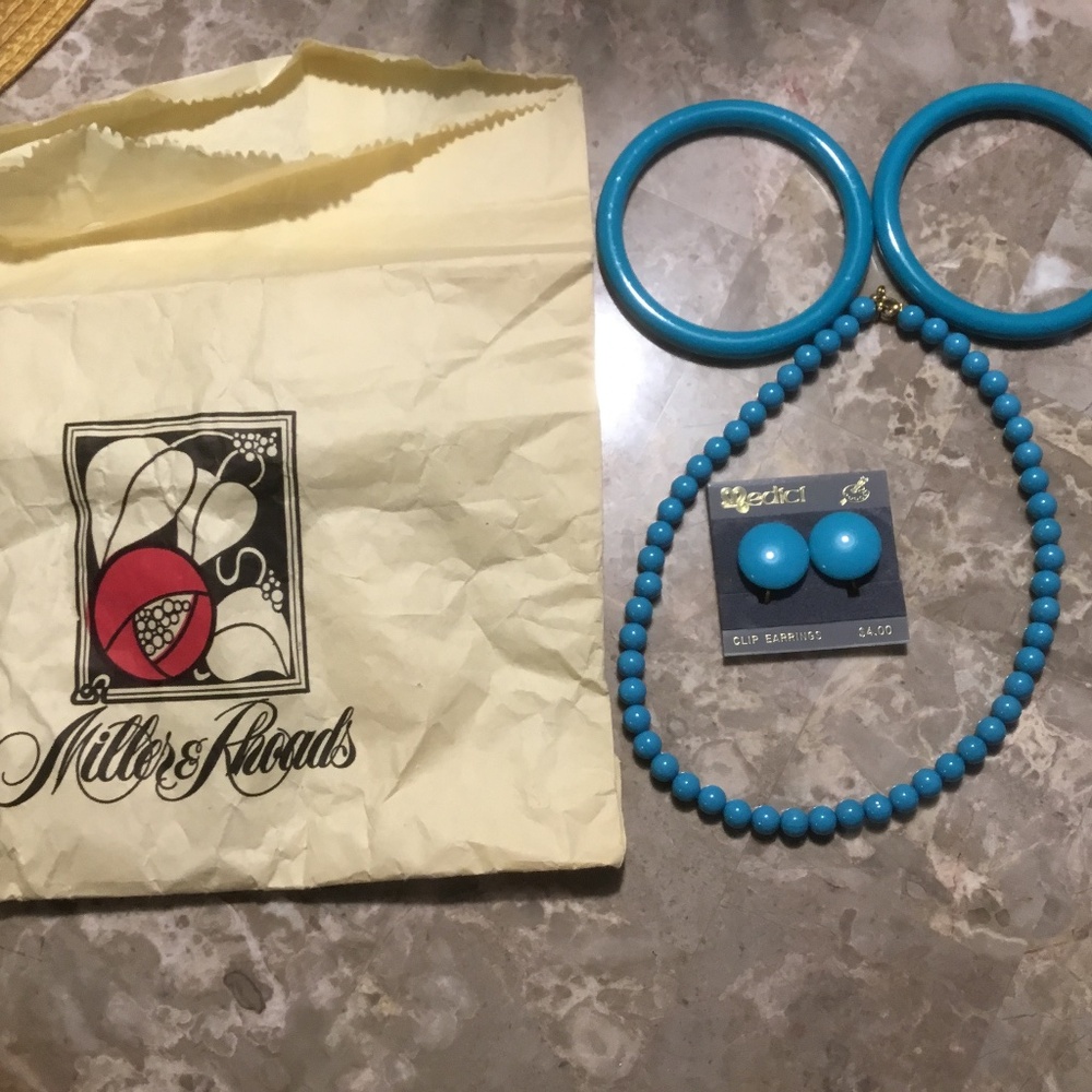 Vintage Costume - Turquoise Necklace, Clip Earrings, and 2 Bracelets. - Picture 11 of 16